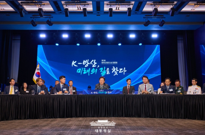 이재명 대통령 '방위산업, 미래 먹거리…AI·무인 로봇 무기 체계 개발' 기사 이미지