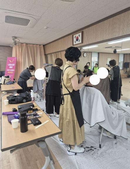 군포시 산본2동지역사회보장협의체, 취약계층 어르신 대상 '샤방샤방헤어' 사랑의 미용봉사 기사 이미지