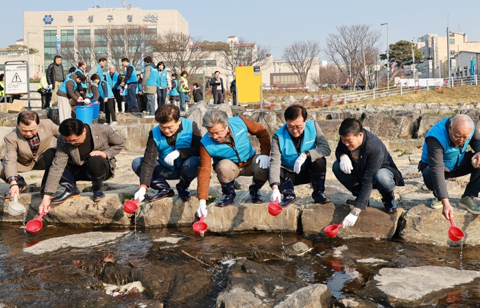 유성구, ‘세계 물의날’ 하천 정화·탄소중립 캠페인 기사 이미지