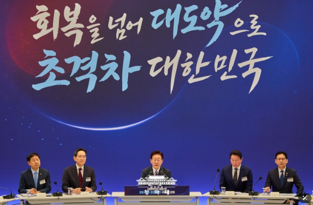 이 대통령 '반도체·피지컬AI·데이터센터 삼각축으로 초격차 산업강국 대도약' 기사 이미지