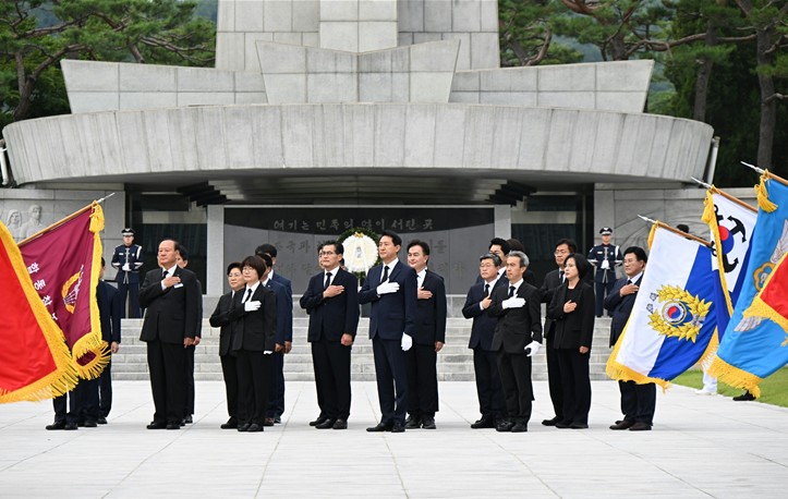 서울시 오세훈 시장, 1일 국립서울현충원 참배로 민선 9기 시작 기사 이미지