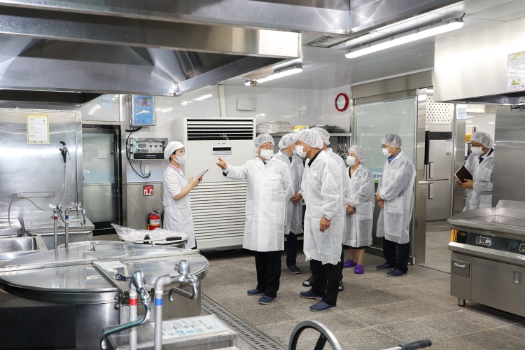 오석진 대전시교육감, 학교급식 현장 찾아 안전·소통 행보 기사 이미지